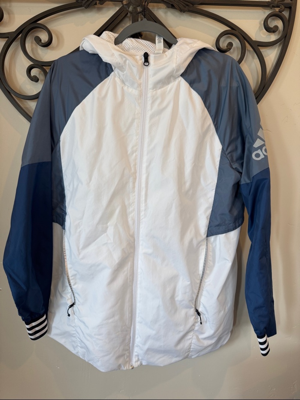 adidas White, Navy & Slate Blue Colorblock Hooded Windbreaker size Medium